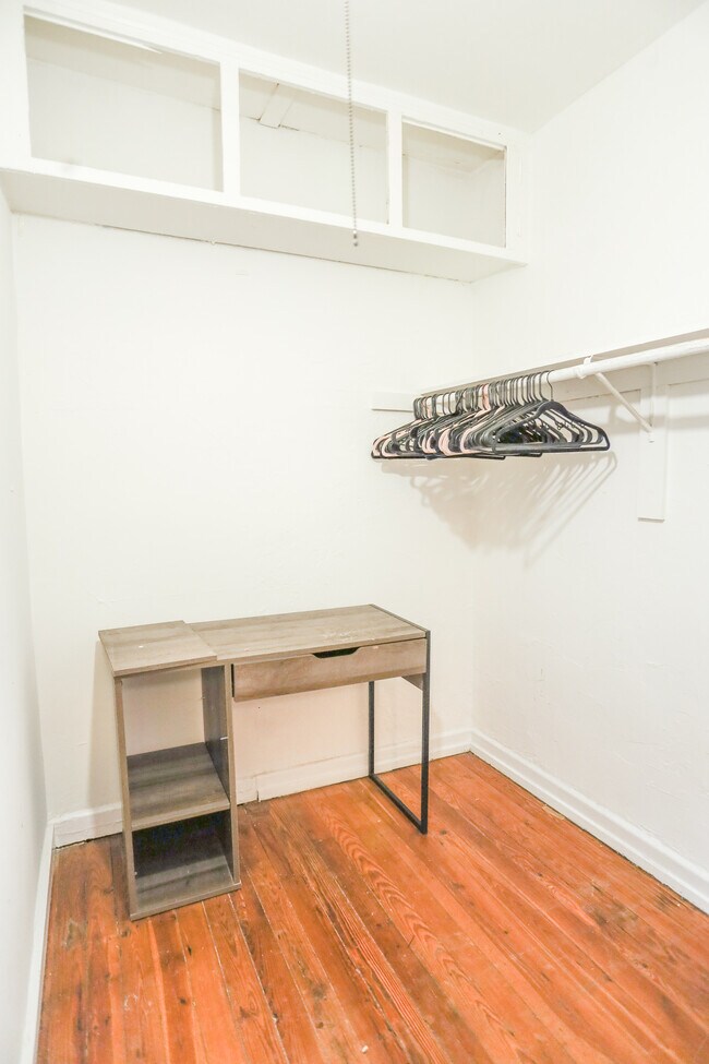 Building Photo - 4060 N Kenmore Ave