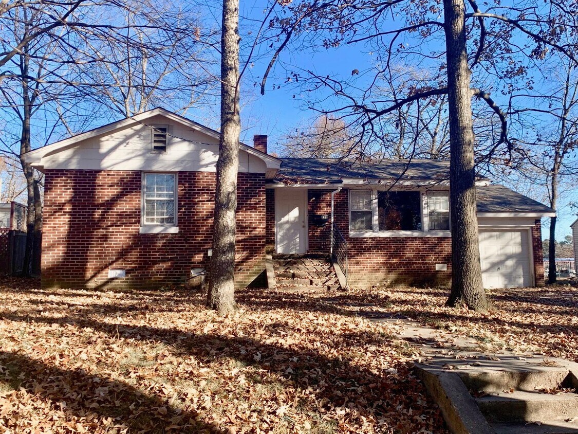 Primary Photo - 112 Melrose - For Rent!