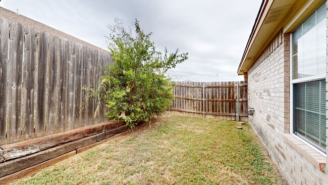 Building Photo - 902 Yi Dr