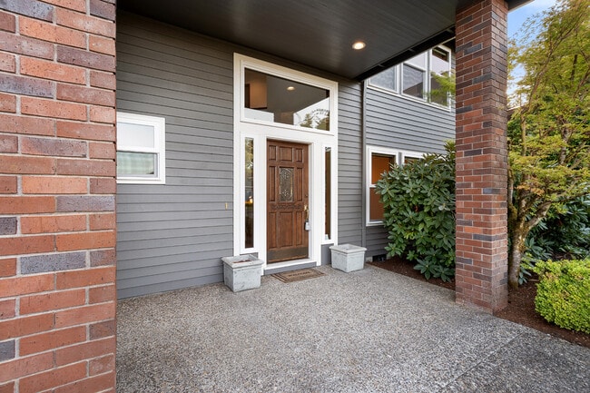 Building Photo - 1324 Stonehaven Dr