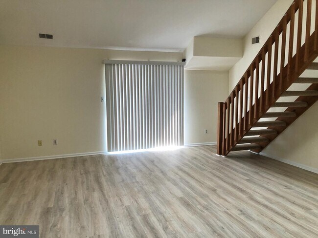 Building Photo - 55 Dover Ct