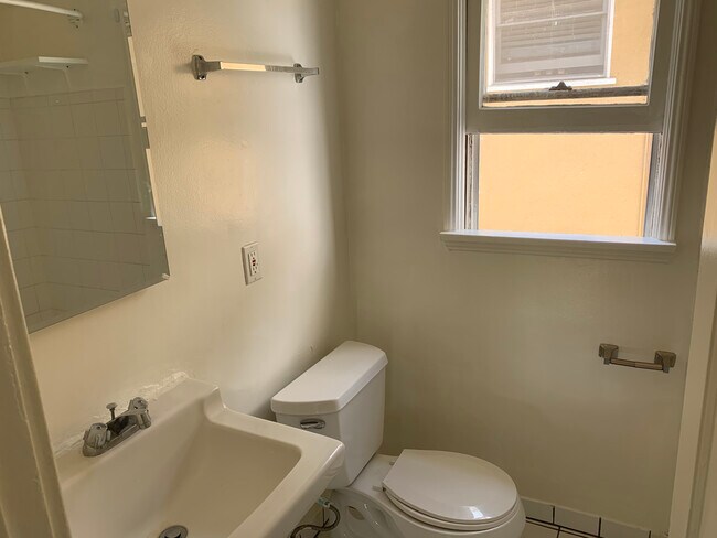 Foto del edificio - 1383 Midvale Ave