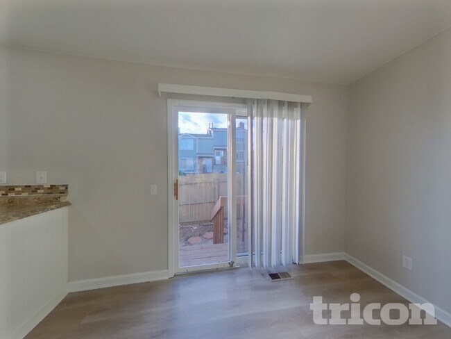 Foto del edificio - 3928 Smoke Tree Dr