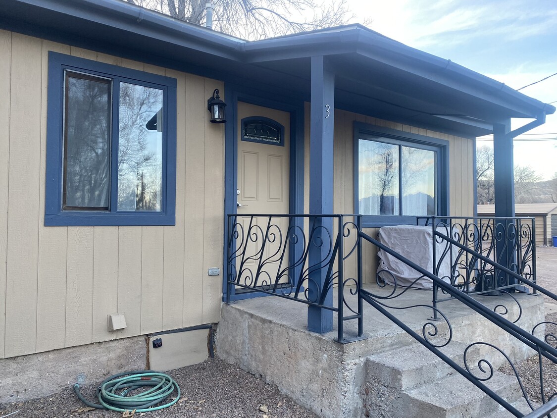 Front Entrance/Patio - 407 Griffin Ave