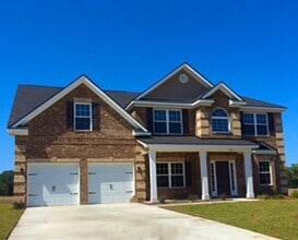 Building Photo - 643 Red Oak Ln