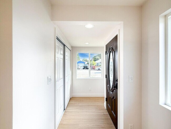 Foto del edificio - 2229 Pulgas Ave