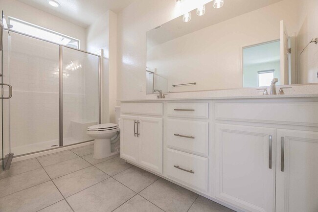 Foto del edificio - STUNNING 3 BEDROOM TOWNHOUSE IN SUMMERLING...