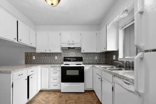Foto del edificio - Spacious 2 Bedroom Duplex _ Pet Friendly!