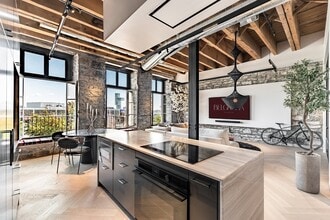 Building Photo - 215 Boul. Saint-Laurent