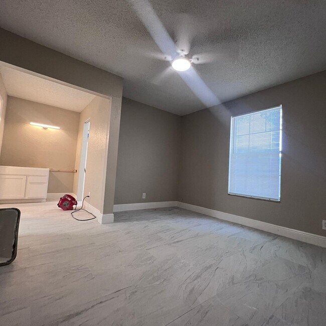 Foto del edificio - 4230 NW 21st St