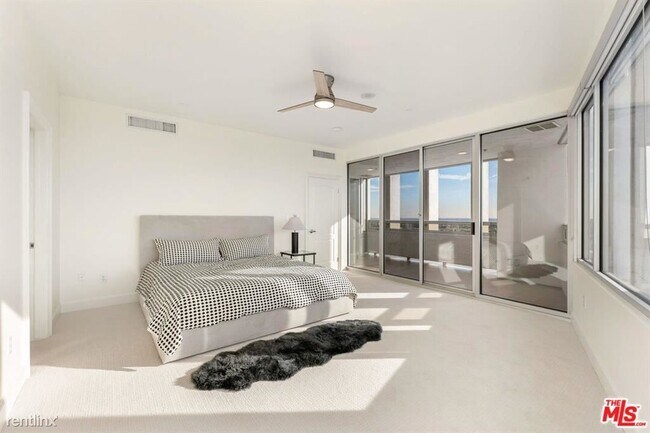 Building Photo - 2 br, 2 bath House - 5670 Wilshire Blvd # PH2