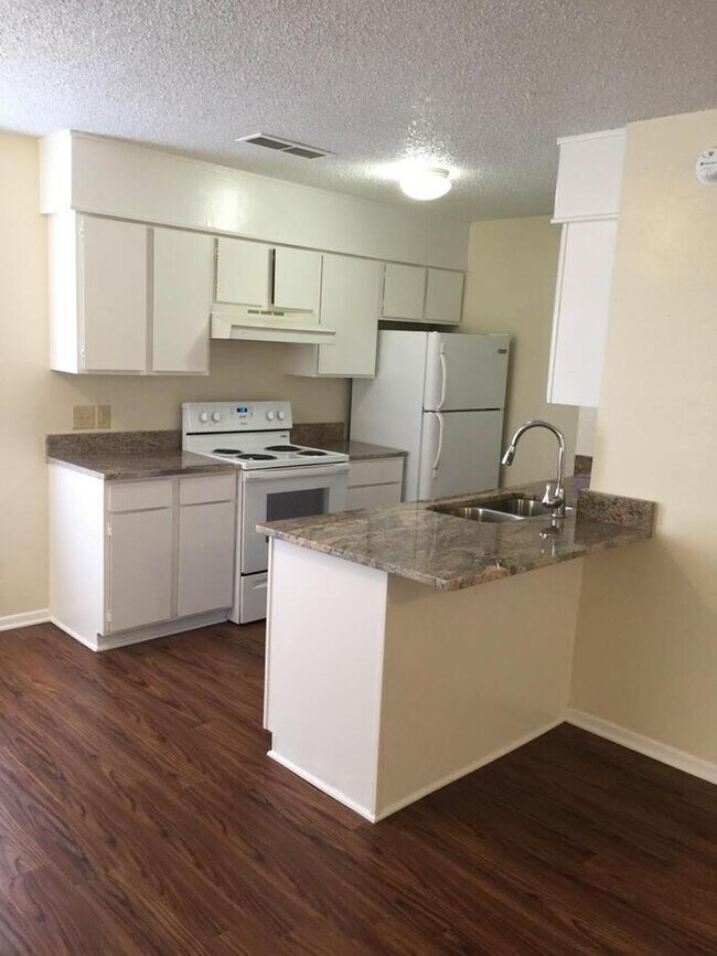 Foto del edificio - Available now. END 4PLEX TOWNHOME, 2 BR/1....