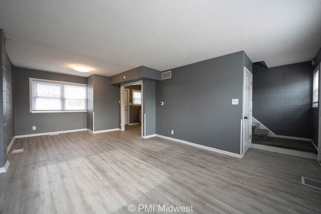 Building Photo - Cozy 2 Bedroom Apartment in Indianapolis w...