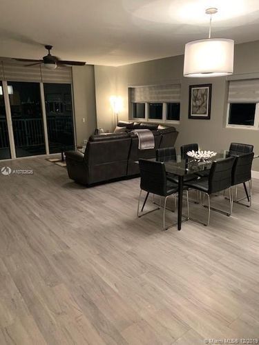 Foto del edificio - 14951 Royal Oaks Ln