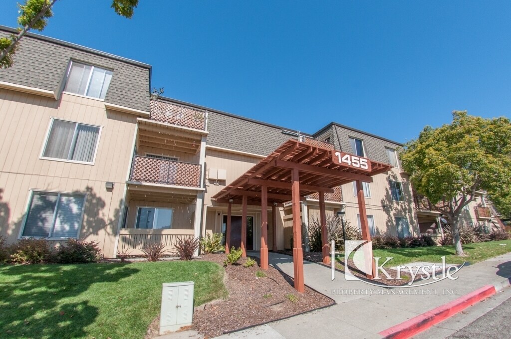 Primary Photo - 1455 N Camino Alto