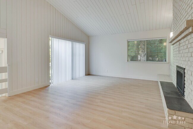 Building Photo - Spacious 3-Bedroom + Den Home with Large Private Backyard in Crescent Park