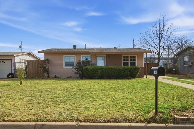 Building Photo - 1741 Pasadena Dr