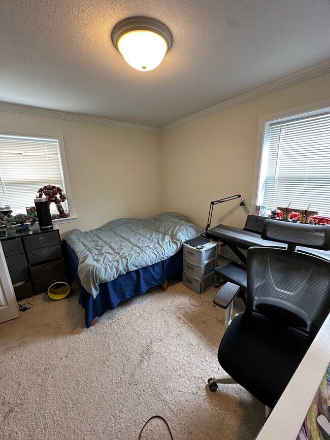 Building Photo - Charming 2 Bedroom-No Broker Fee