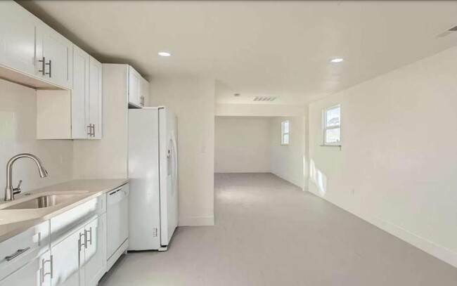 Foto del edificio - Bright & spacious Sherrelwood apartment wi...