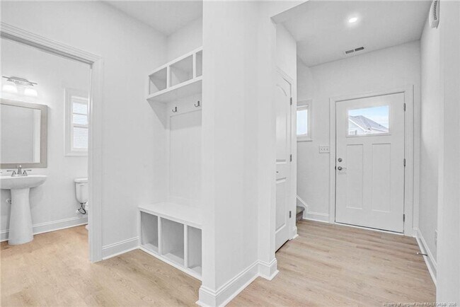 Building Photo - 4 Bedroom 2.5 Bathroom