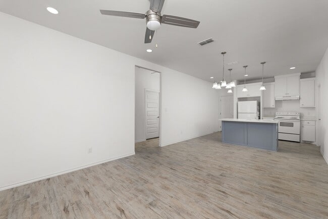 Building Photo - 2715 Maria Dr