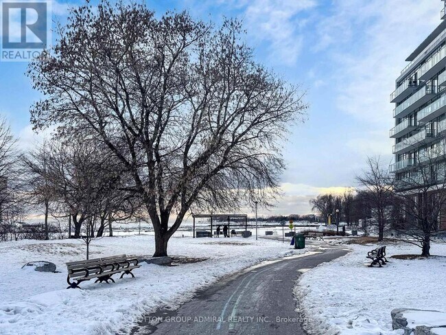 Photo du bâtiment - 90 Stadium Rd