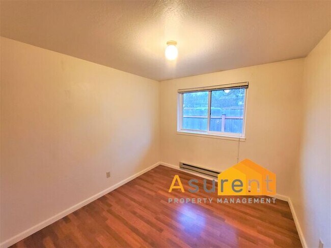 Building Photo - Charming 4-Plex 2 Bedroom 1 Bathroom Unit ...