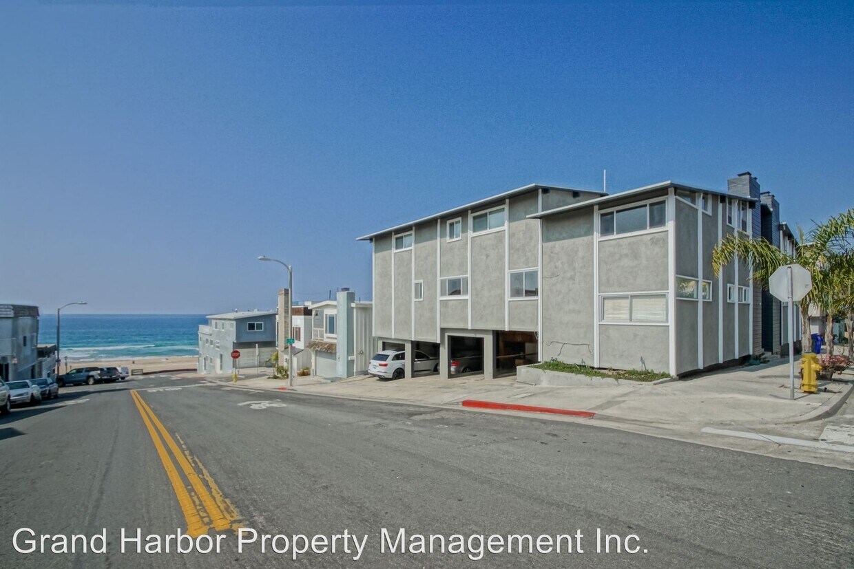 Primary Photo - 2201 Manhattan Ave