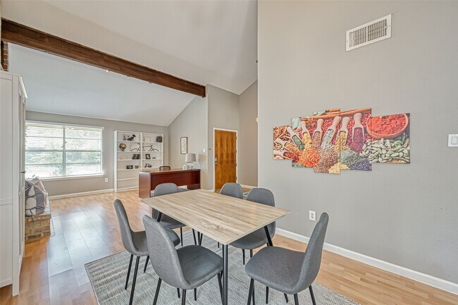 Foto del edificio - 2215 Fort Laramie Dr