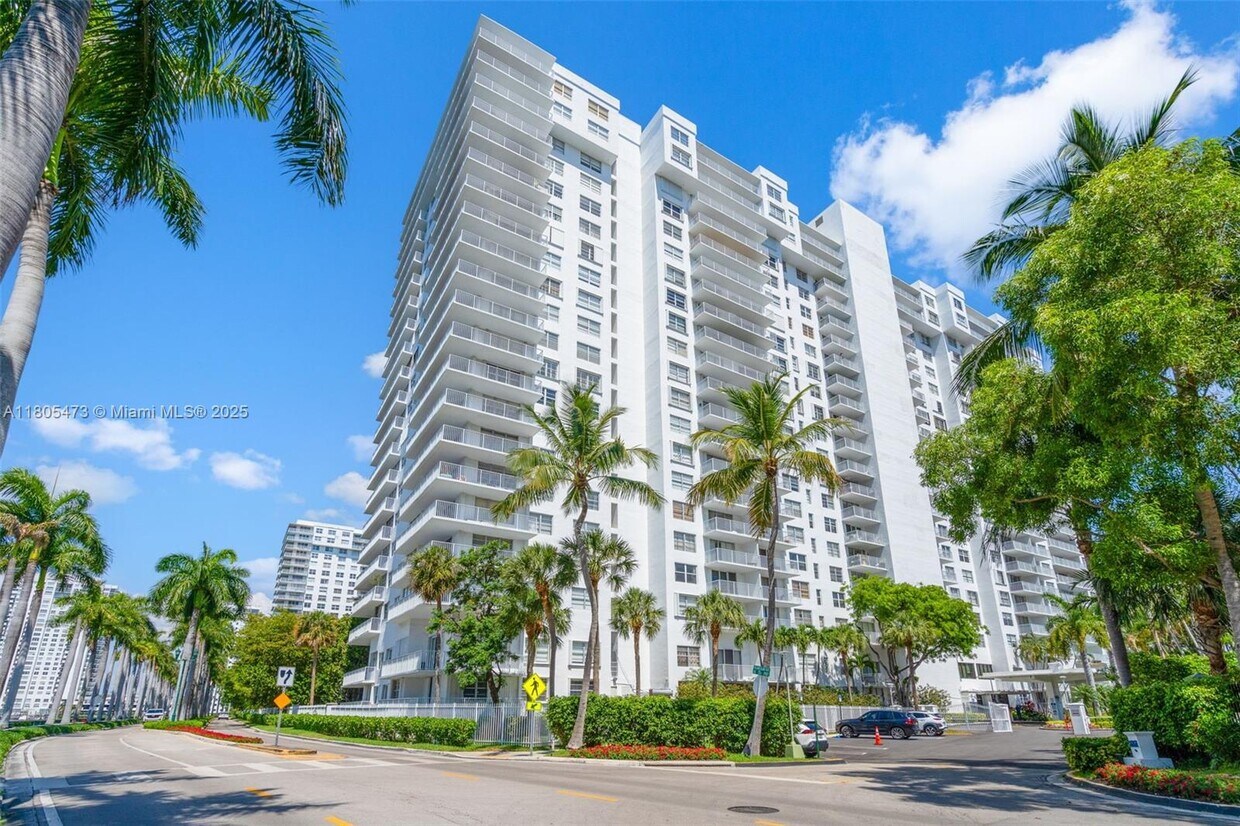 Foto principal - 2851 NE 183rd St