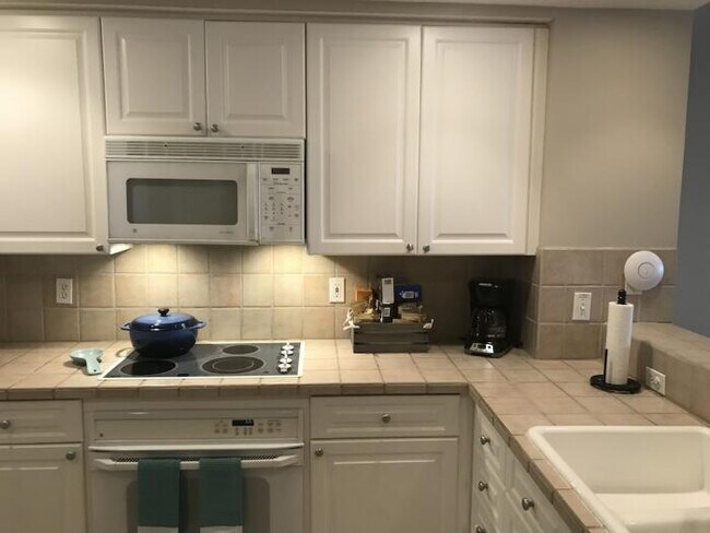 Building Photo - 2 bedroom in Pensacola Beach FL 94041