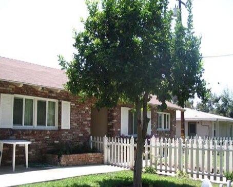 Primary Photo - 621-631 N Baker St