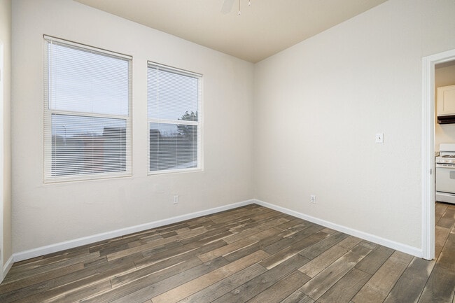 Gran luz matutina desde las ventanas del dormitorio orientadas al este. - 512 Barrett Ave