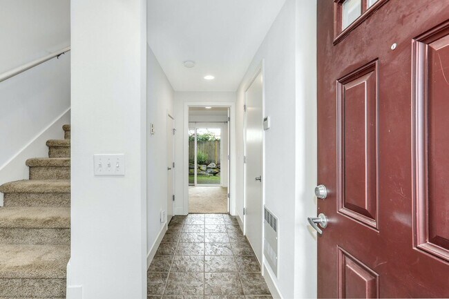 Building Photo - Desirable Madrona Townhome