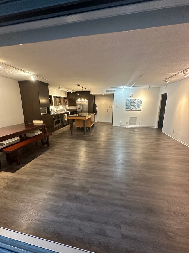 Amplia sala de estar y comedor - 4545 Wornall Rd