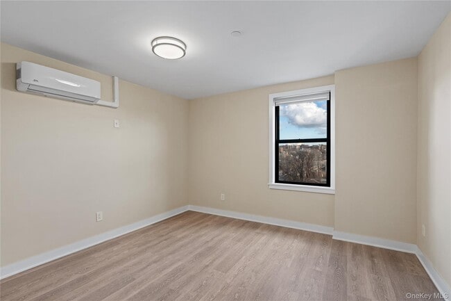 Foto del edificio - 135 Wakefield Ave