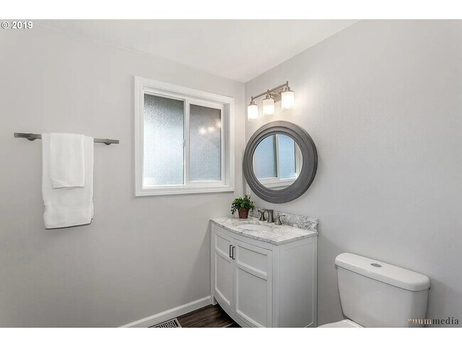Foto del edificio - 1098 NE Kathryn St