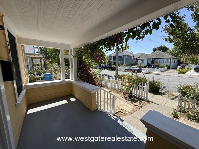 Building Photo - 305 4th St