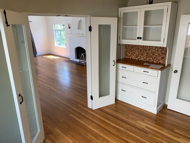 Building Photo - Terrific and Spacious Two Bedroom Westside...