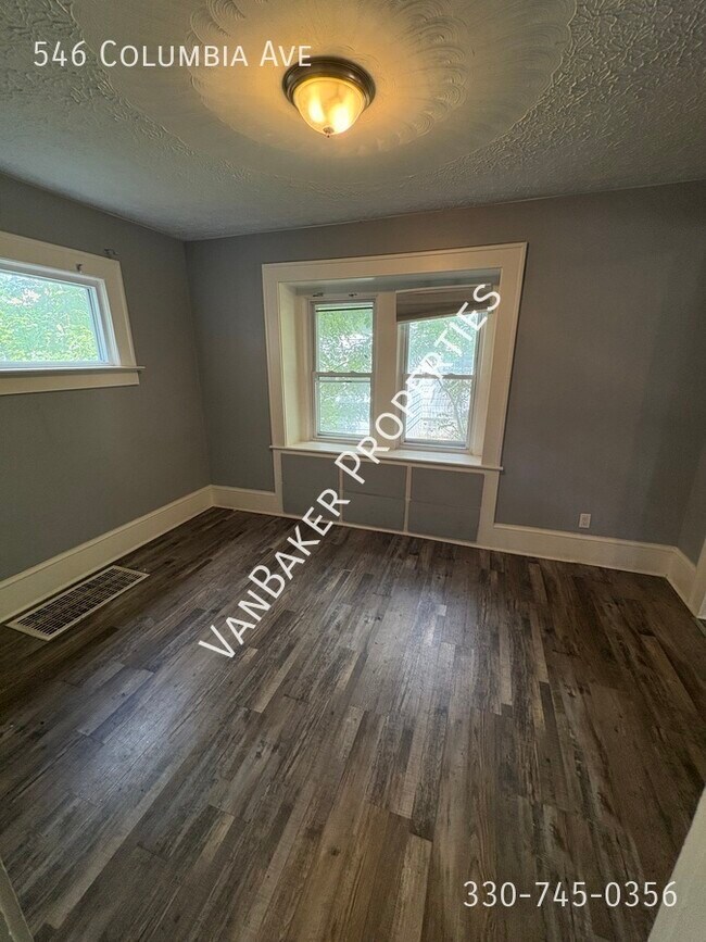 Building Photo - 546 Columbia Ave