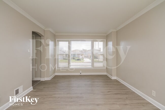 Building Photo - 8912 S Sacramento Ave