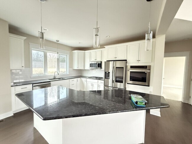 Building Photo - 584 Westlake Dr