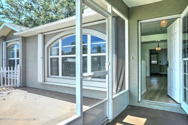 Building Photo - 243 Dickens Ave