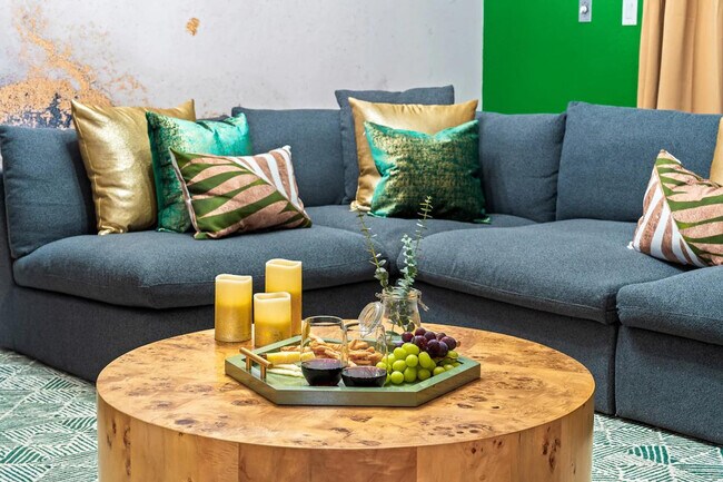 Building Photo - 4736 Sleepy Hollow Dr