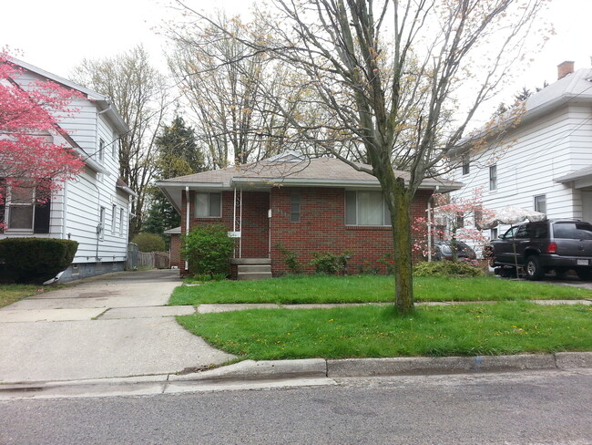 Building Photo - Nice 2 bedroom home in South Toledo with b...