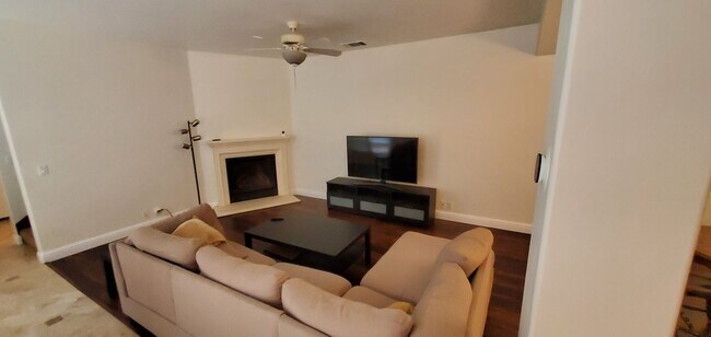 Foto del edificio - Charming Luxury Home near Downtown & Shopping
