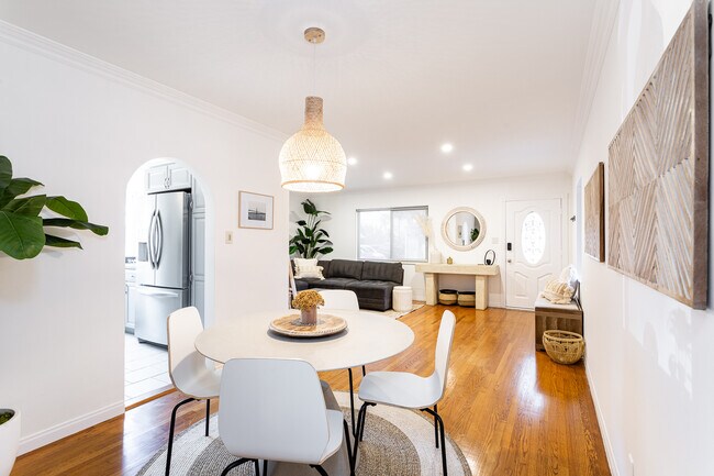 Foto del edificio - 1057 E Appleton St