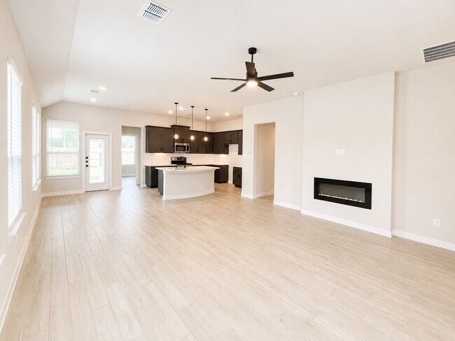 Foto del edificio - Beautiful 3 Bedroom Home + Study in Paramount