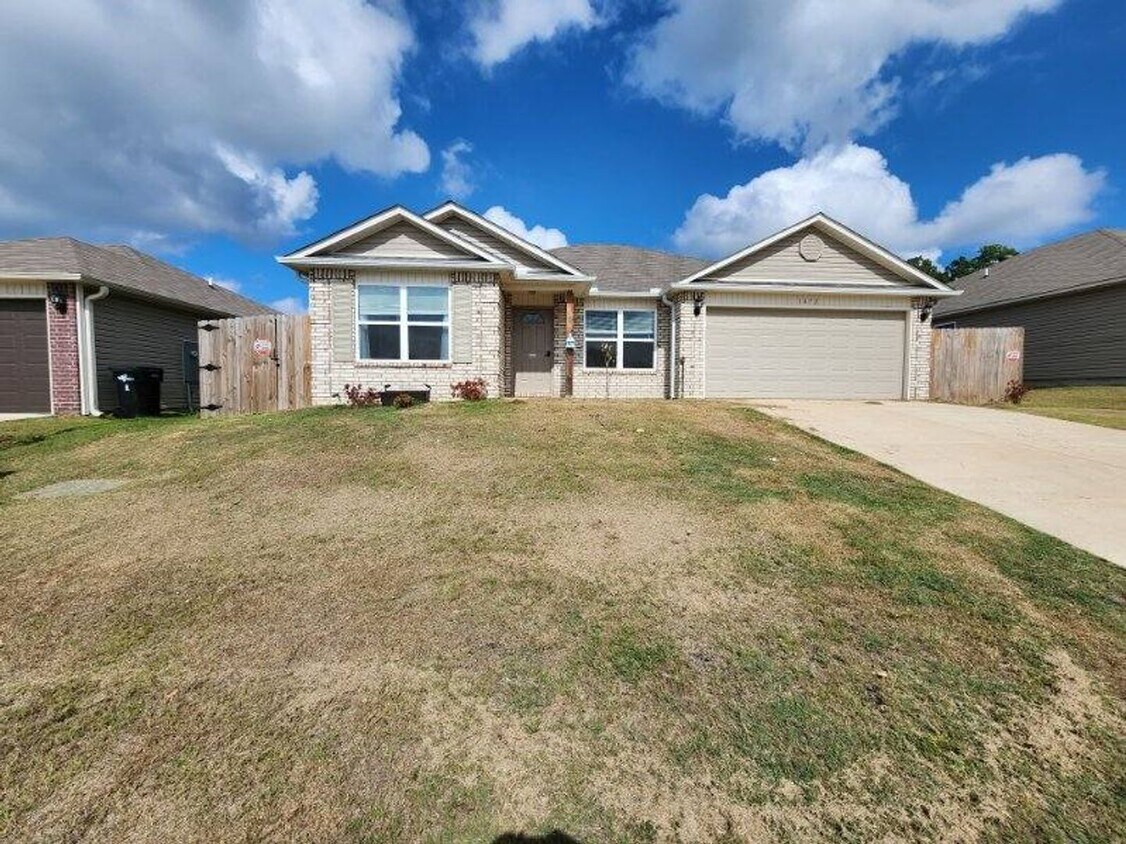 Primary Photo - 1072 Huntington Dr