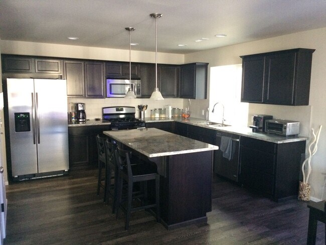 Building Photo - Beautifully maintained Home Gated Communit...